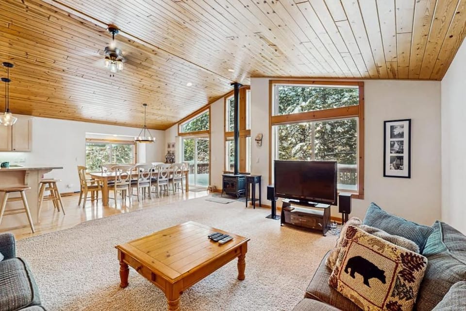 Spacious cabin with shared pools & hot tubs - near skiing hiking & biking Cabin in Truckee