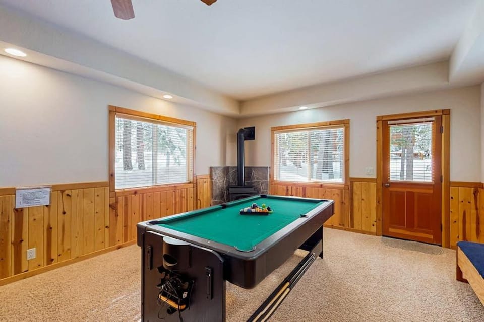 Spacious cabin with shared pools & hot tubs - near skiing hiking & biking Cabin in Truckee