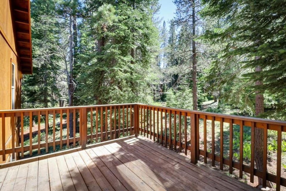 Spacious home near resorts with private hot tub shared pool & new furnishings House in Truckee
