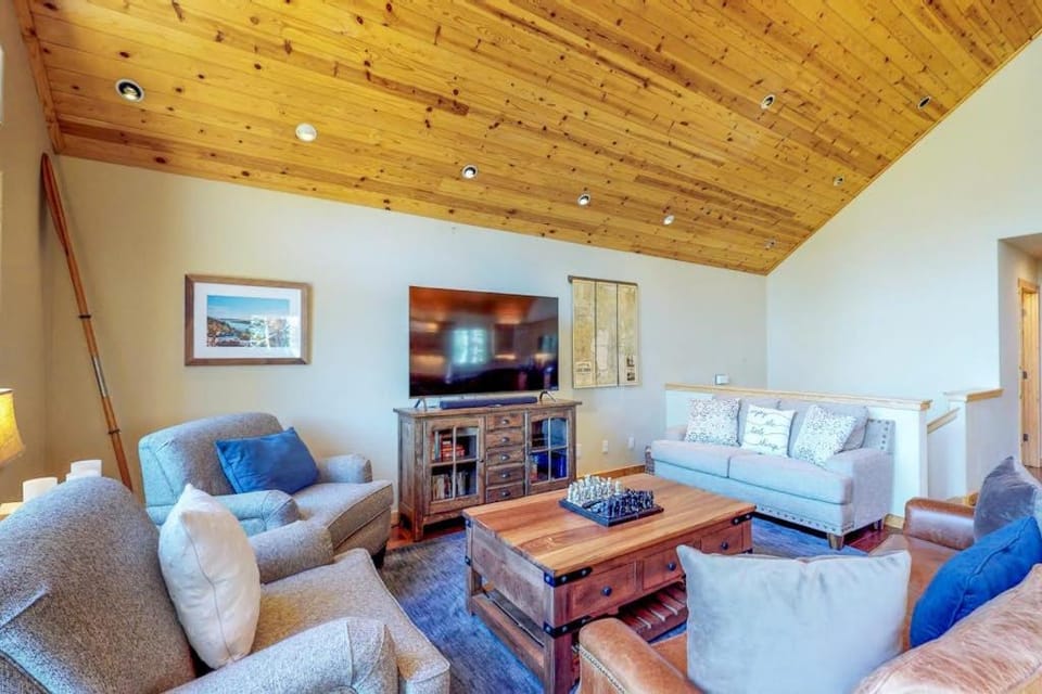 Spacious home near resorts with private hot tub shared pool & new furnishings House in Truckee