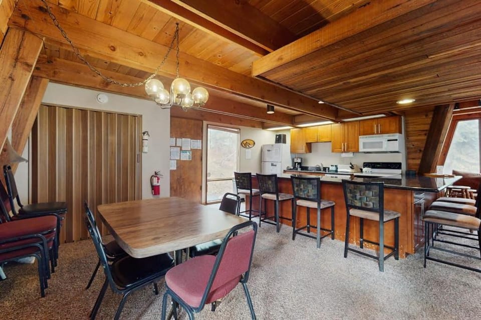 Large dog-friendly home deck & full kitchen House in Truckee