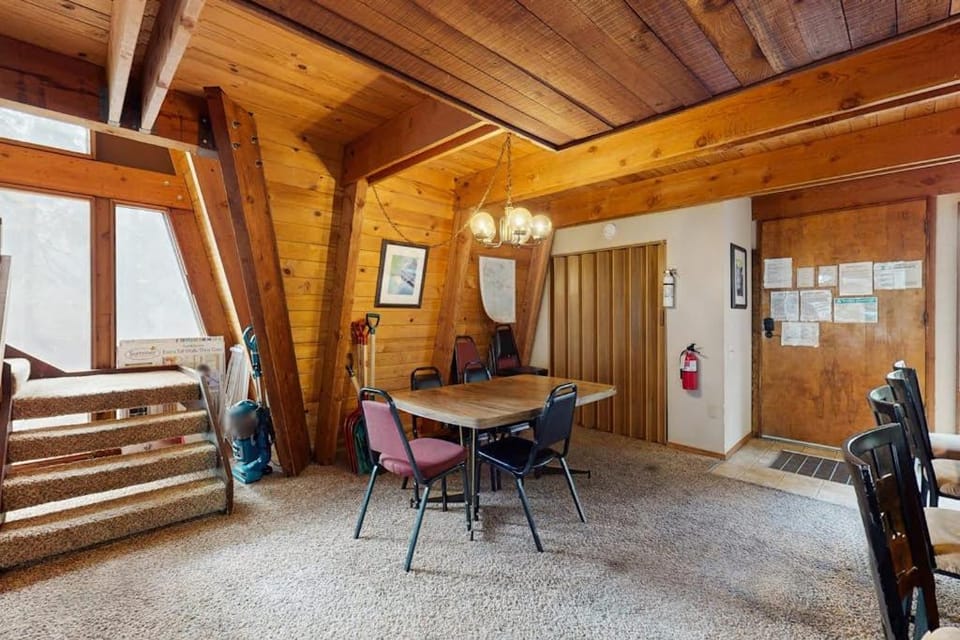 Large dog-friendly home deck & full kitchen House in Truckee