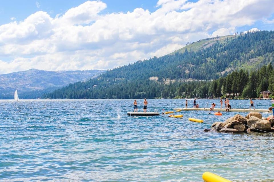 Dog-friendly cabin with pool & hot tub - near hiking & skiing Cabin in Truckee