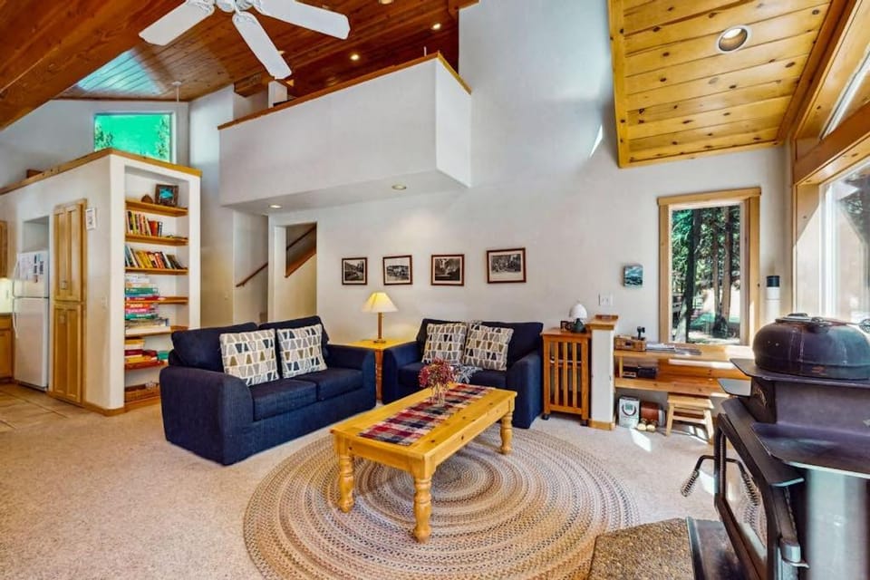Dog-friendly cabin with pool & hot tub - near hiking & skiing Cabin in Truckee