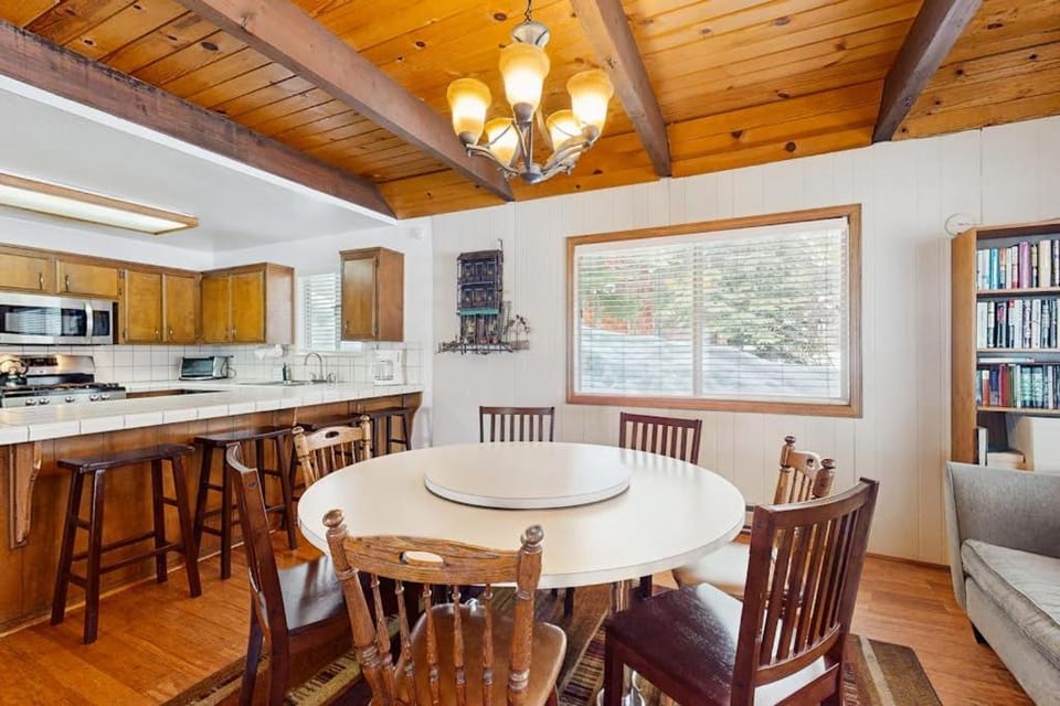 Great family home near Tahoe Donner with a shared pool tennis court & hot tubs House in Truckee