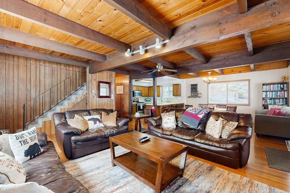 Great family home near Tahoe Donner with a shared pool tennis court & hot tubs House in Truckee