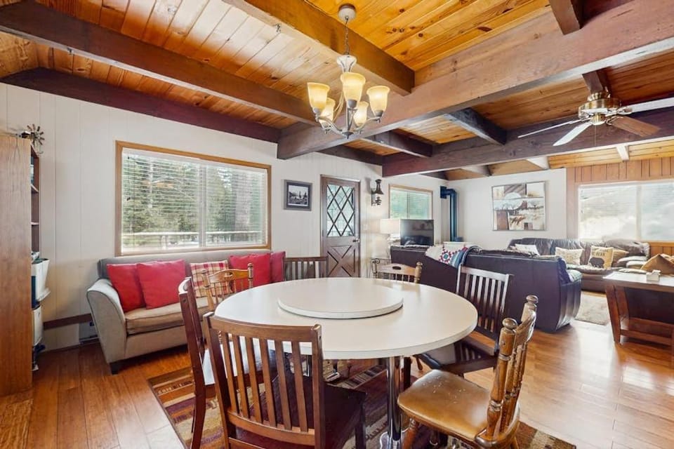 Great family home near Tahoe Donner with a shared pool tennis court & hot tubs House in Truckee