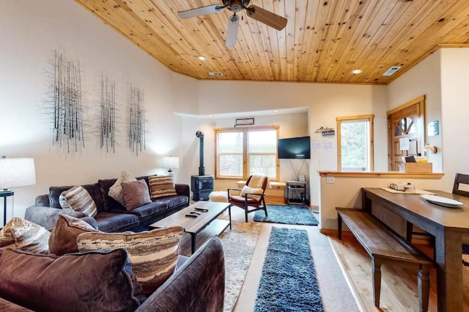 Modern retreat with wooden touches shared hot tub pool sauna basket & tennis House in Truckee