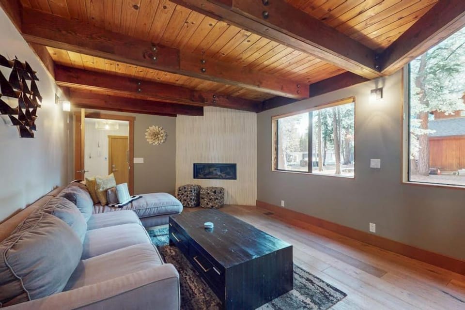Dog-friendly home with a firepit private hot tub pool & sauna access House in Truckee