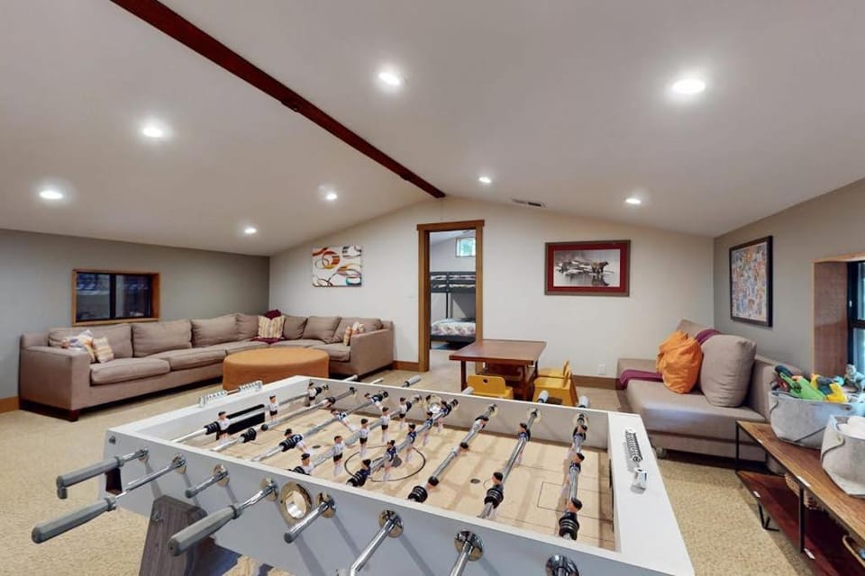 Dog-friendly home with a firepit private hot tub pool & sauna access House in Truckee