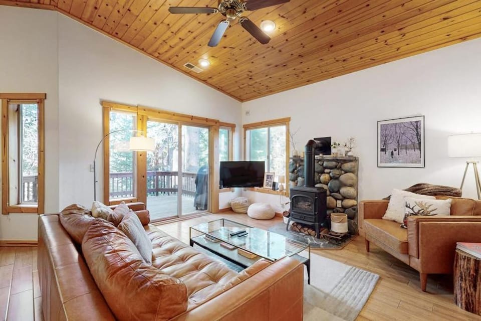 Serene mountain gem with large deck forest views & grill House in Truckee