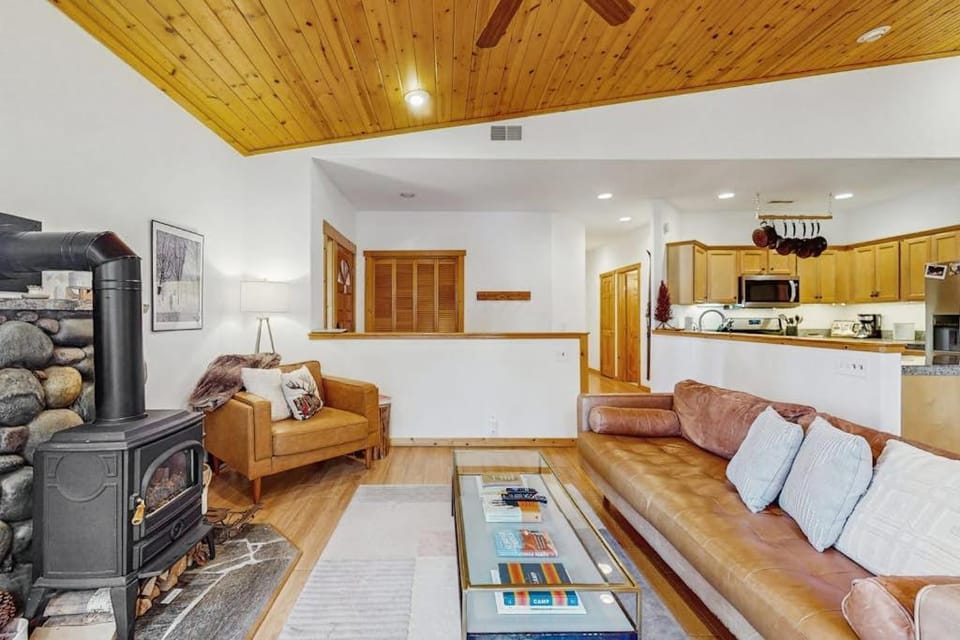 Serene mountain gem with large deck forest views & grill House in Truckee