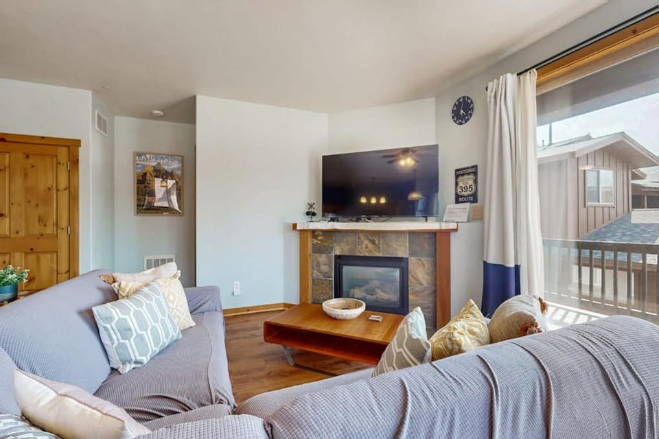 Centrally-Located Condo near Ski Resorts with Gas Fireplace House in Truckee