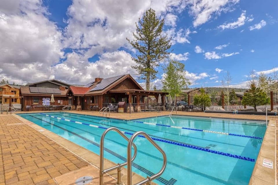 Centrally-Located Condo near Ski Resorts with Gas Fireplace House in Truckee