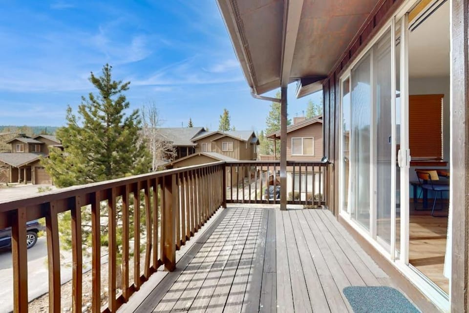 Centrally-Located Condo near Ski Resorts with Gas Fireplace House in Truckee