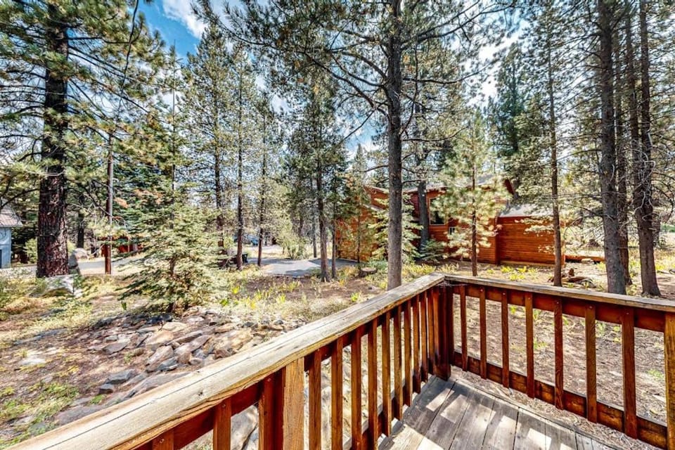 Comfortable Home with Shared Hot Tub & Pool Fireplace & Private W&D House in Truckee