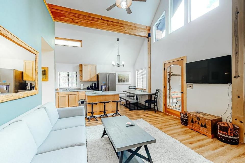 Comfortable Home with Shared Hot Tub & Pool Fireplace & Private W&D House in Truckee