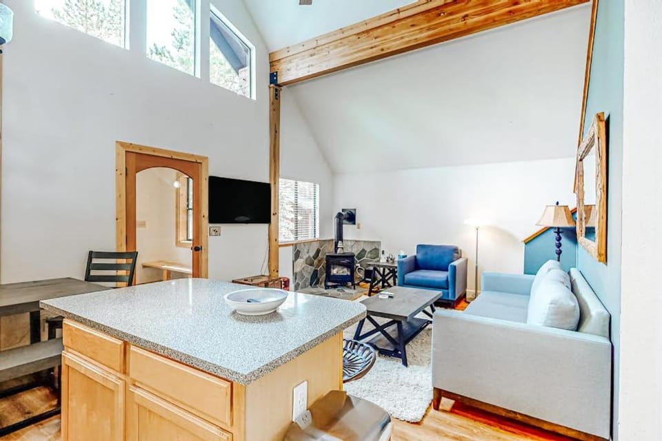 Comfortable Home with Shared Hot Tub & Pool Fireplace & Private W&D House in Truckee