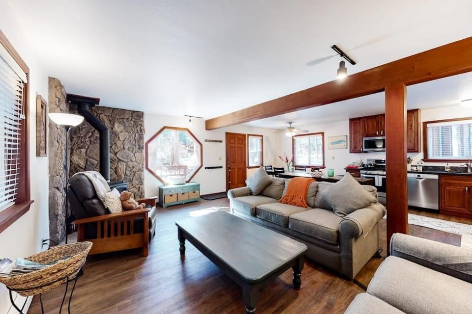 Cozy mountain retreat with deck shared pool-hot tub-sauna House in Truckee