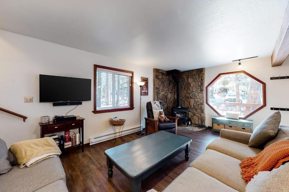 Cozy mountain retreat with deck shared pool-hot tub-sauna House in Truckee