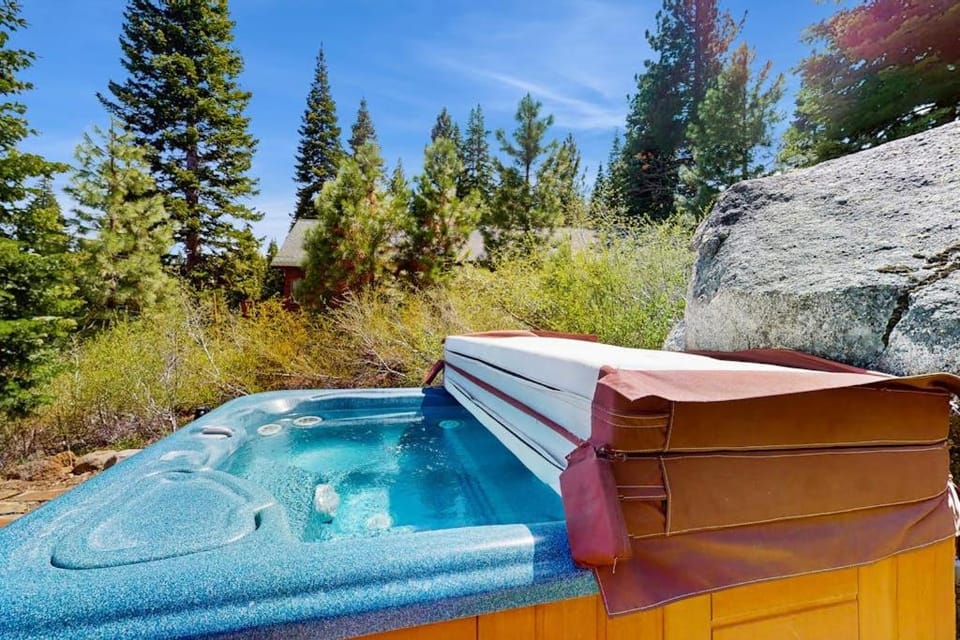Gorgeous dog-friendly home with private hot tub shared pool & mountain views House in Truckee