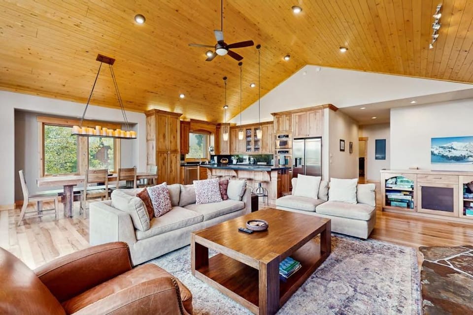 Gorgeous dog-friendly home with private hot tub shared pool & mountain views House in Truckee