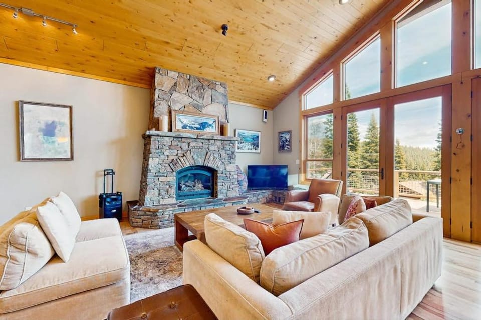 Gorgeous dog-friendly home with private hot tub shared pool & mountain views House in Truckee