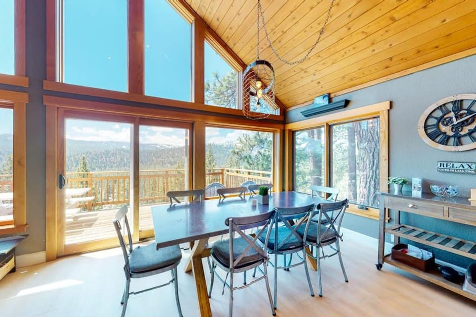 Beautiful sunlit home with fast WiFi wood stove washer&dryer foosball House in Truckee