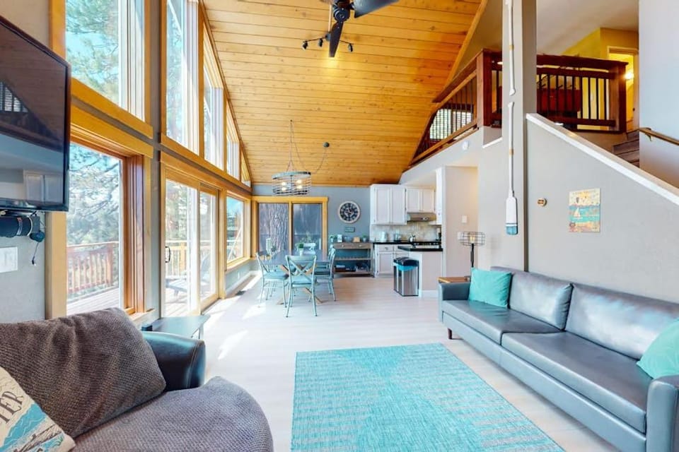 Beautiful sunlit home with fast WiFi wood stove washer&dryer foosball House in Truckee
