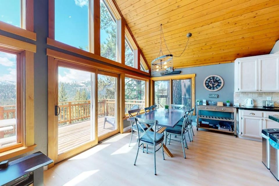 Beautiful sunlit home with fast WiFi wood stove washer&dryer foosball House in Truckee