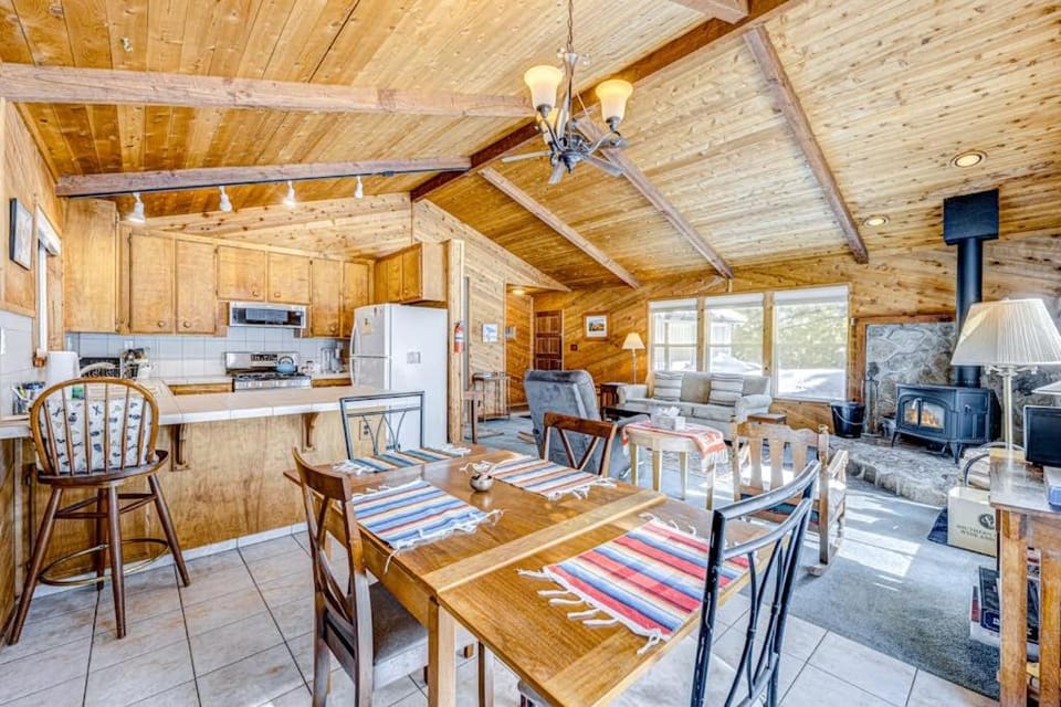 Mountain home with wood stove W&D & propane heat - near lifts & trails House in Truckee