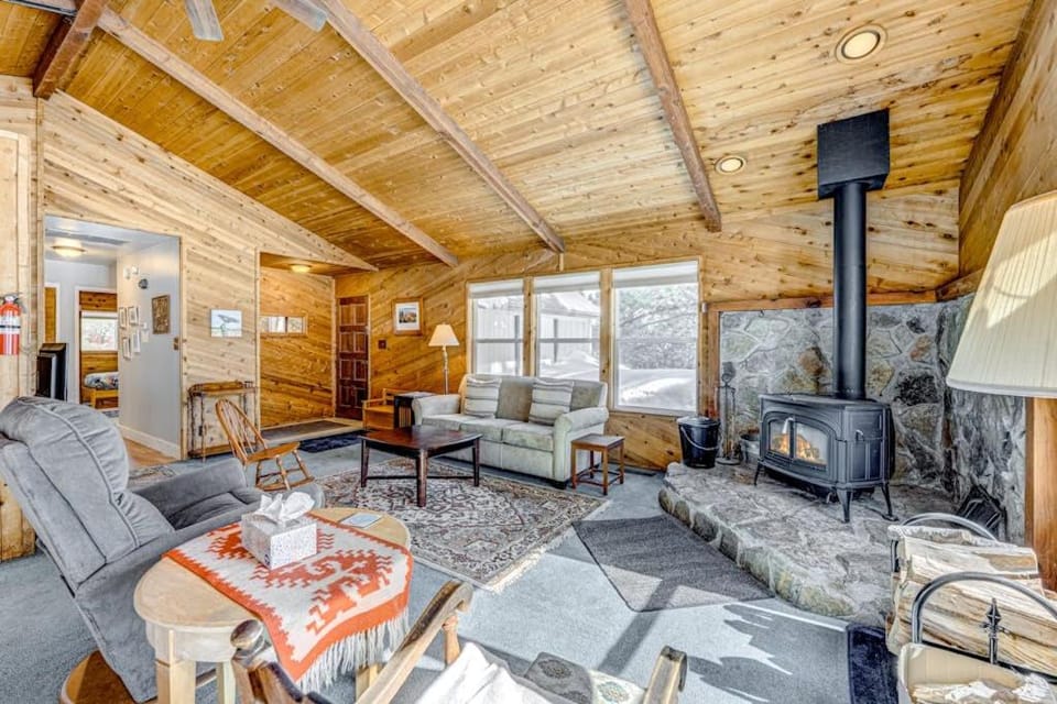 Mountain home with wood stove W&D & propane heat - near lifts & trails House in Truckee