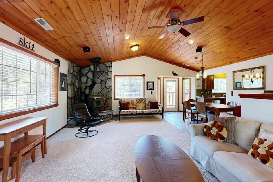 Woodland Retreat with Private Multi-Level Deck & Backyard Creek House in Truckee