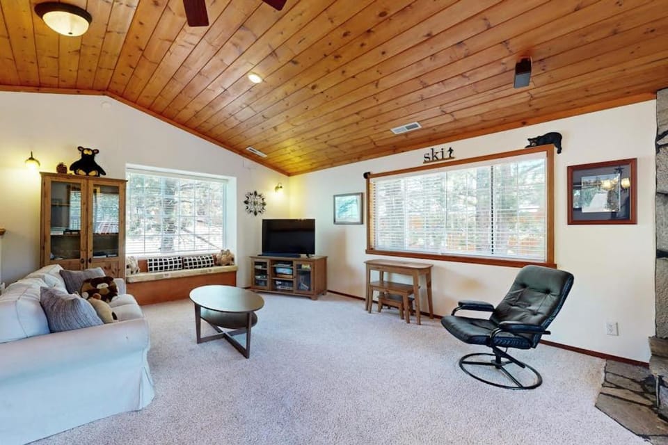 Woodland Retreat with Private Multi-Level Deck & Backyard Creek House in Truckee