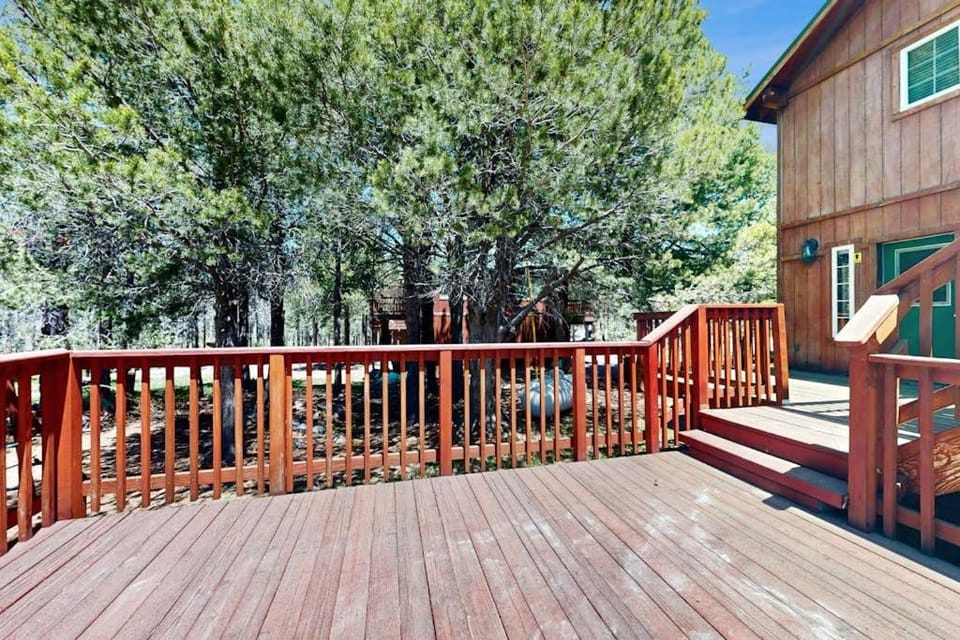 Woodland Retreat with Private Multi-Level Deck & Backyard Creek House in Truckee