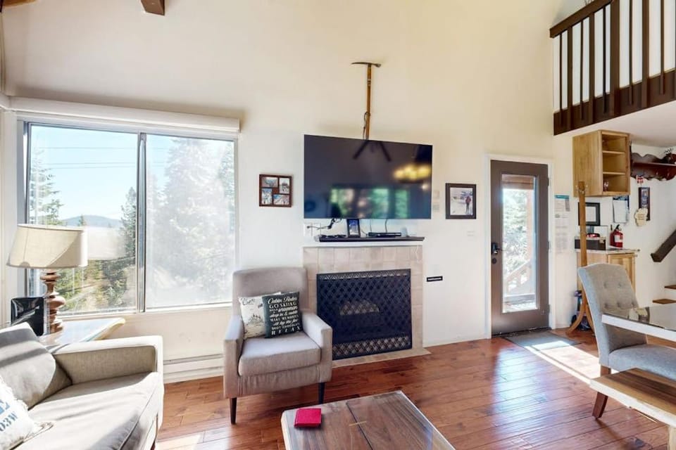 Walk to ski runs - condo with loft & access to Tahoe Donner 5-star amenities House in Truckee