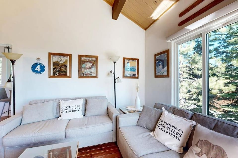 Walk to ski runs - condo with loft & access to Tahoe Donner 5-star amenities House in Truckee