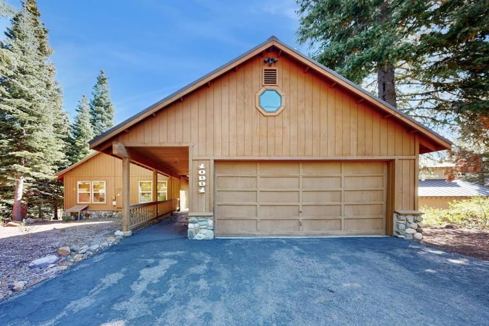 Updated Retreat - Fireplace Large Deck & Grill - Near Rec Center & Eateries House in Truckee