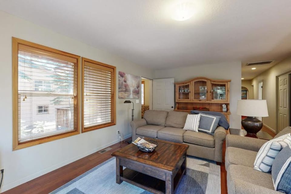 Updated Retreat - Fireplace Large Deck & Grill - Near Rec Center & Eateries House in Truckee