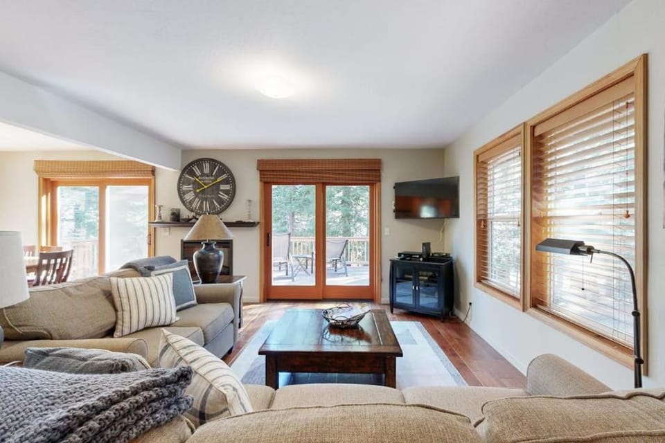 Updated Retreat - Fireplace Large Deck & Grill - Near Rec Center & Eateries House in Truckee