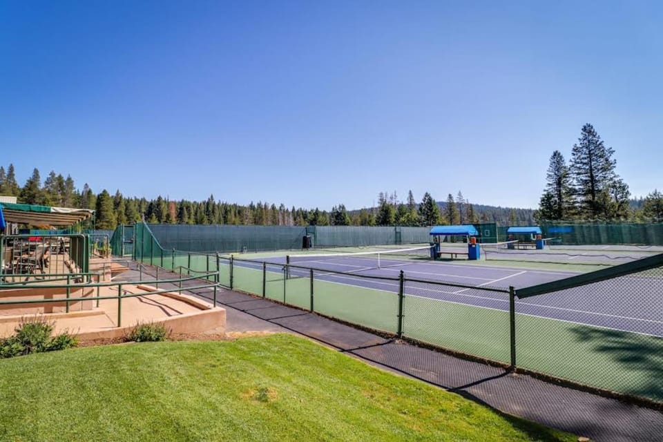 Tranquil cabin near ski slopes & trails with wraparound deck & pool table Cabin in Truckee