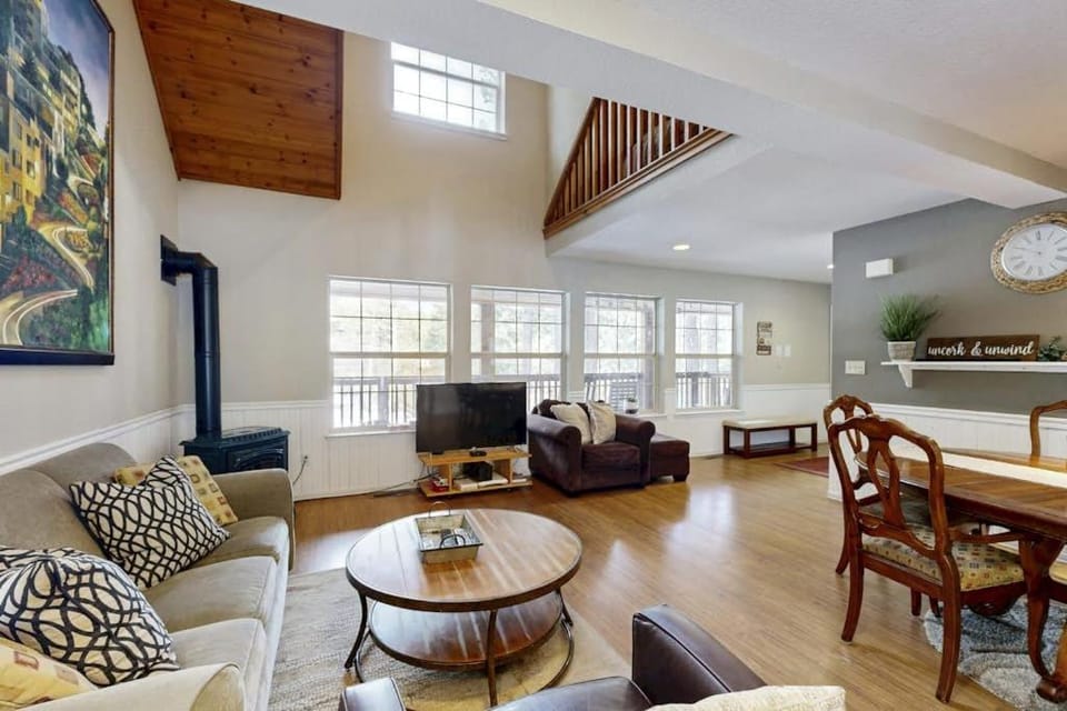 Tranquil cabin near ski slopes & trails with wraparound deck & pool table Cabin in Truckee