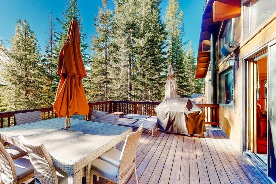 Spacious Home with Gorgeous Forested View Pool Table Private Hot Tub & Deck House in Truckee
