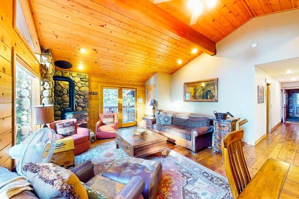 Spacious Home with Gorgeous Forested View Pool Table Private Hot Tub & Deck House in Truckee