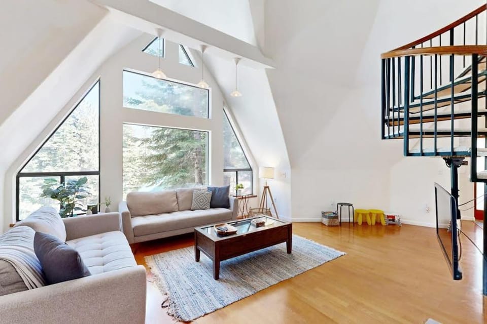 Dog-friendly escape with central AC and fireplace - Recreation Center & Beach Club House in Truckee