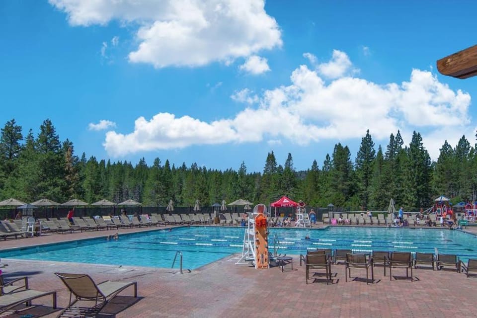 Dog-friendly escape with central AC and fireplace - Recreation Center & Beach Club House in Truckee