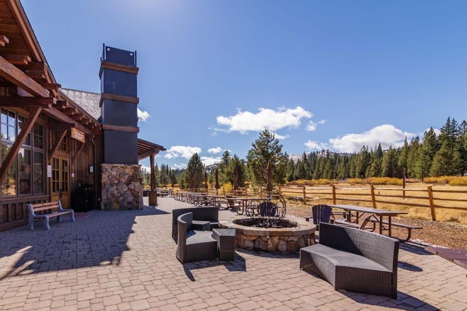 Dog-friendly escape with central AC and fireplace - Recreation Center & Beach Club House in Truckee