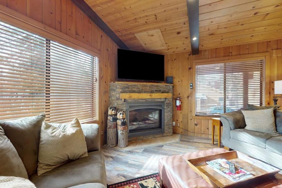 Cozy Lodge-Inspired Retreat - Access Tahoe Donner Rec Center Golf & Skiing House in Truckee