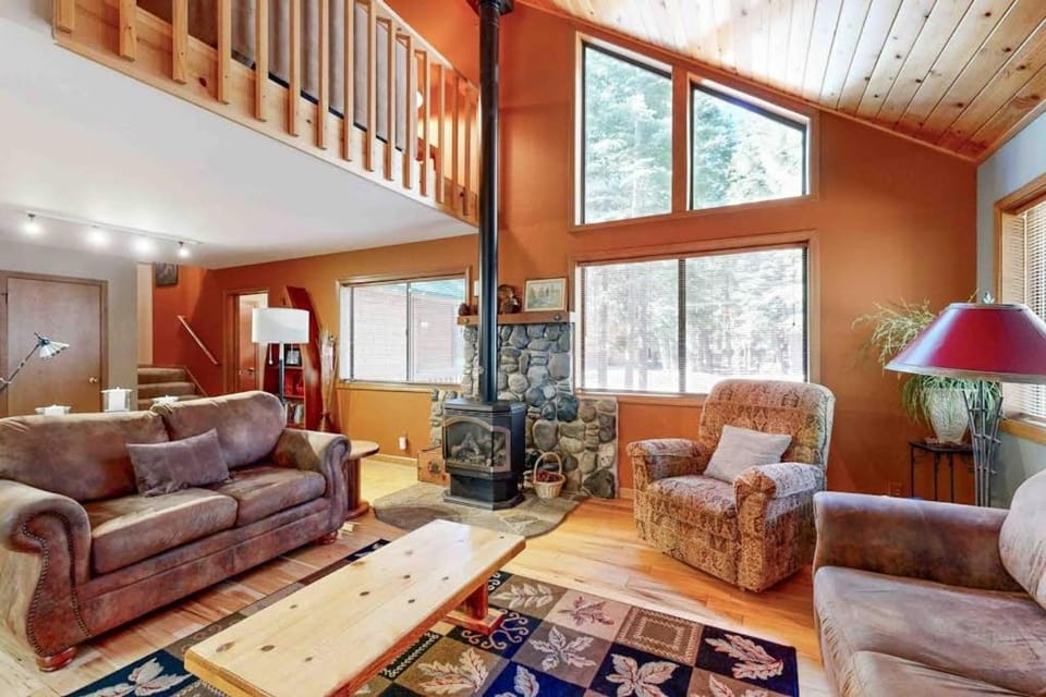 Tahoe Donner Ski & Beach Retreat - Access to Marina Tennis & Rec Center House in Truckee