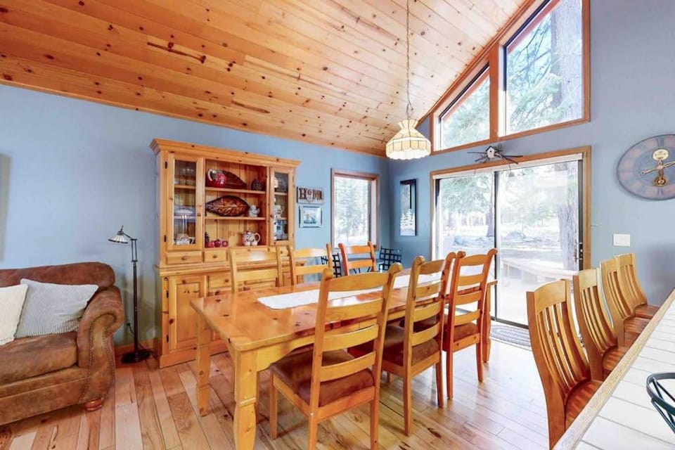 Tahoe Donner Ski & Beach Retreat - Access to Marina Tennis & Rec Center House in Truckee